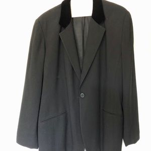 Woman’s blazer like new and just dried clean.